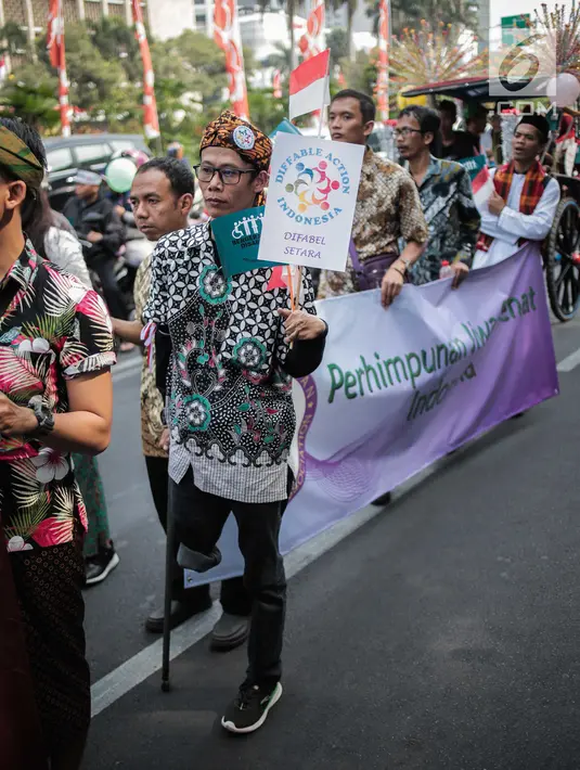 Sejumlah penyandang disabilitas mengikuti pawai budaya di kawasan MH Thamrin, Jakarta, Selasa (27/8/2019). Kegiatan bertema “Menuju Disabilitas Merdeka” tersebut menuntut pemerintah Indonesia untuk tidak melakukan diskriminasi terhadap mereka. (Liputan6.com/Faizal Fanani)