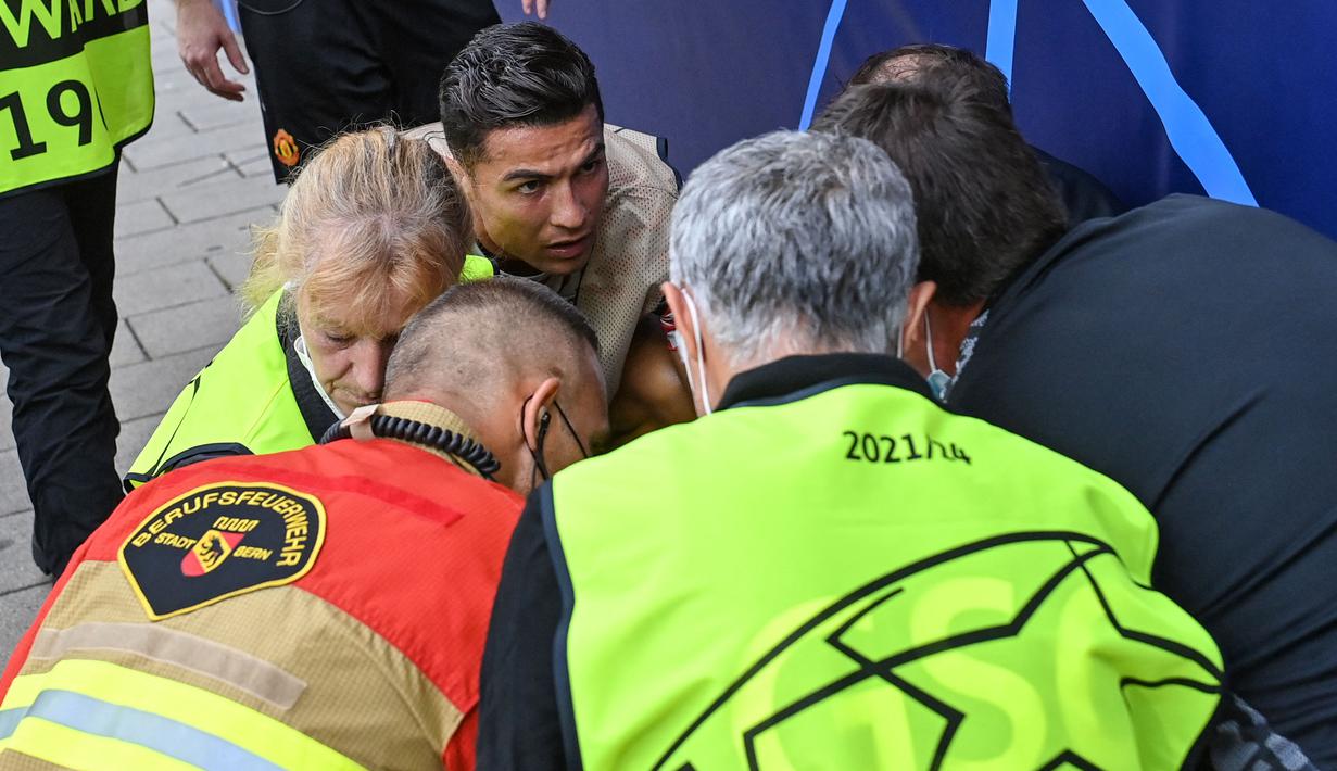Bola sepakan CR7 yang teramat keras di sesi pemanasan mengenai penjaga keamanan perempuan hingga membuatnya roboh di pinggir lapangan. (Foto: AFP/Fabrice Coffrini)