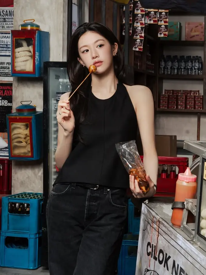 Go Youn Jung saat Makan Cilok Ketika Berkunjung ke Jakarta. Dok. Netflix