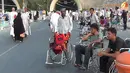 Tak hanya pemuda, tukang ojek kursi roda juga dilakukan oleh orang yang sudah tua (Liputan6.com/Anri Syaiful)