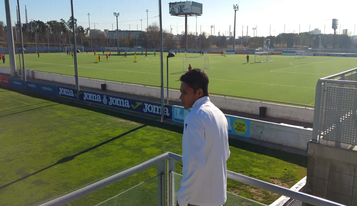 Evan Dimas Darmono saat berada di tempat latihan skuat Espanyol B, Ciudad Deportiva Dani Jarque, Kamis (4/2/2106). (Bola.com/La Liga)