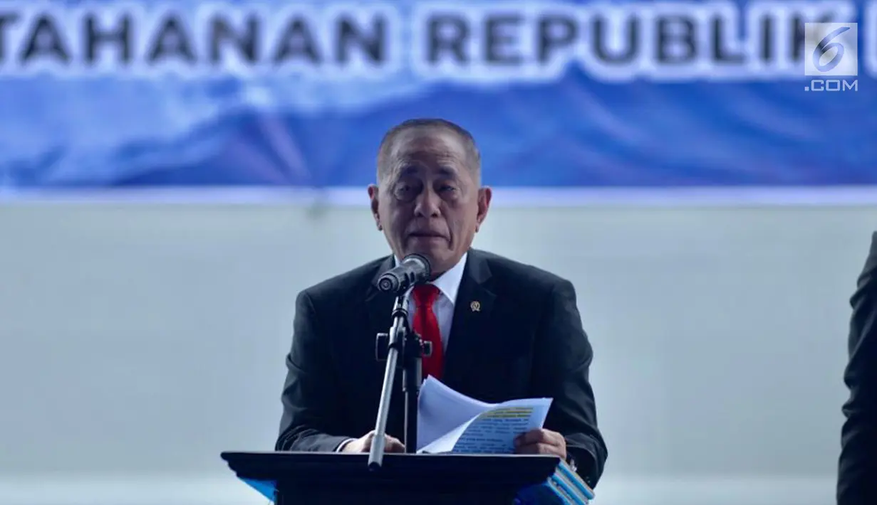 Menhan RI Ryamizard Ryacudu membuka peresmian serah terima Kapal Angkut Tank (AT- 4) KRI Teluk Lada-521 dari PT DRU kepada Kapusada Baranahan Kemhan di Dermaga PT DRU, Panjang, Bandar Lampung, Selasa, (26/02). (Liputan6.com/HO/Kemhan)