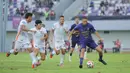 Di babak kedua, Borneo FC berupaya meningkatkan intensitas serangan untuk mengejar ketinggalan. Tampak dalam foto, pemain Persita berusaha keluar dari kepungan pemain Borneo FC pada pertandingan pekan ke-17 BRI Super League 2025/2026 di Stadion Indomilk Arena, Tangerang, Banten, Jumat (9/1/2026). (Bola.com/Bagaskara Lazuardi)