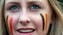 Fans cantik Belgia terlihat serius mnyaksikan timnya melawan Hungaria pada babak 16 besar piala Eropa 2016 di Brussels, Belgia, (26/6/2016). (REUTERS/Eric Vidal)