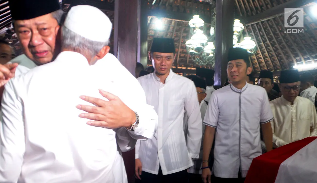 Tangis Presiden ke-6 RI Susilo Bambang Yudhoyono (kiri) dan anaknya Agus Harimurti Yudhoyono serta Edhie Baskoro Yudhoyono saat berada di dekat peti jenazah Ani Yudhoyono di Puri Cikeas, Bogor, Jawa Barat, Minggu (2/6/2019). (Liputan6.com/Immanuel Antonius)