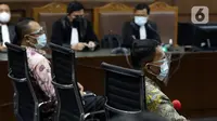 Mantan Direktur Pemeriksaan dan Penagihan Ditjen Pajak Tahun 2016-2019, Angin Prayitno Aji (kanan) saat sidang pembacaan tuntutan di Pengadilan Tipikor Jakarta, Selasa (11/1/2022). Angin Prayitno Aji dituntut hukuman 9 tahun penjara dan denda Rp500 juta. (Liputan6.com/Helmi Fithriansyah)