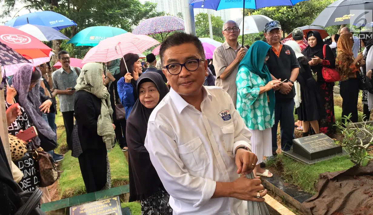 Presenter Helmy Yahya saat menghadiri pemakaman Yockie Suryo Prayogo di TPU Karet Bivak, Jakarta, Senin (5/2). (Liputan6.com/Immanuel Antonius)