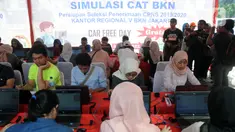 Peserta mengikuti simulasi tes CPNS 2019 berbasis Computer Assisted Test (CAT) di halaman Gedung Sarinah, Jakarta, Minggu (8/12/2019). Simulasi tes CPNS berbasis CAT diadakan Kantor Regional V Badan Kepegawaian Negara (BKN) Jakarta. (Liputan6.com/Helmi Fithriansyah)