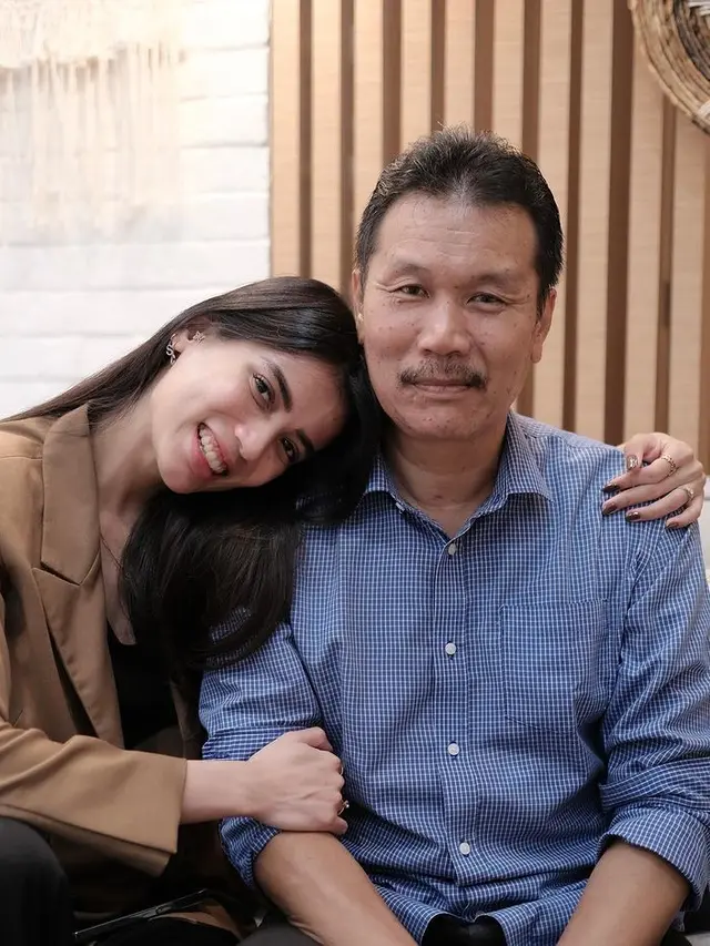 Lepas Sang Putri Menikah, Ini 6 Potret Kedekatan Sabrina Chairunnisa dan Sang Ayah