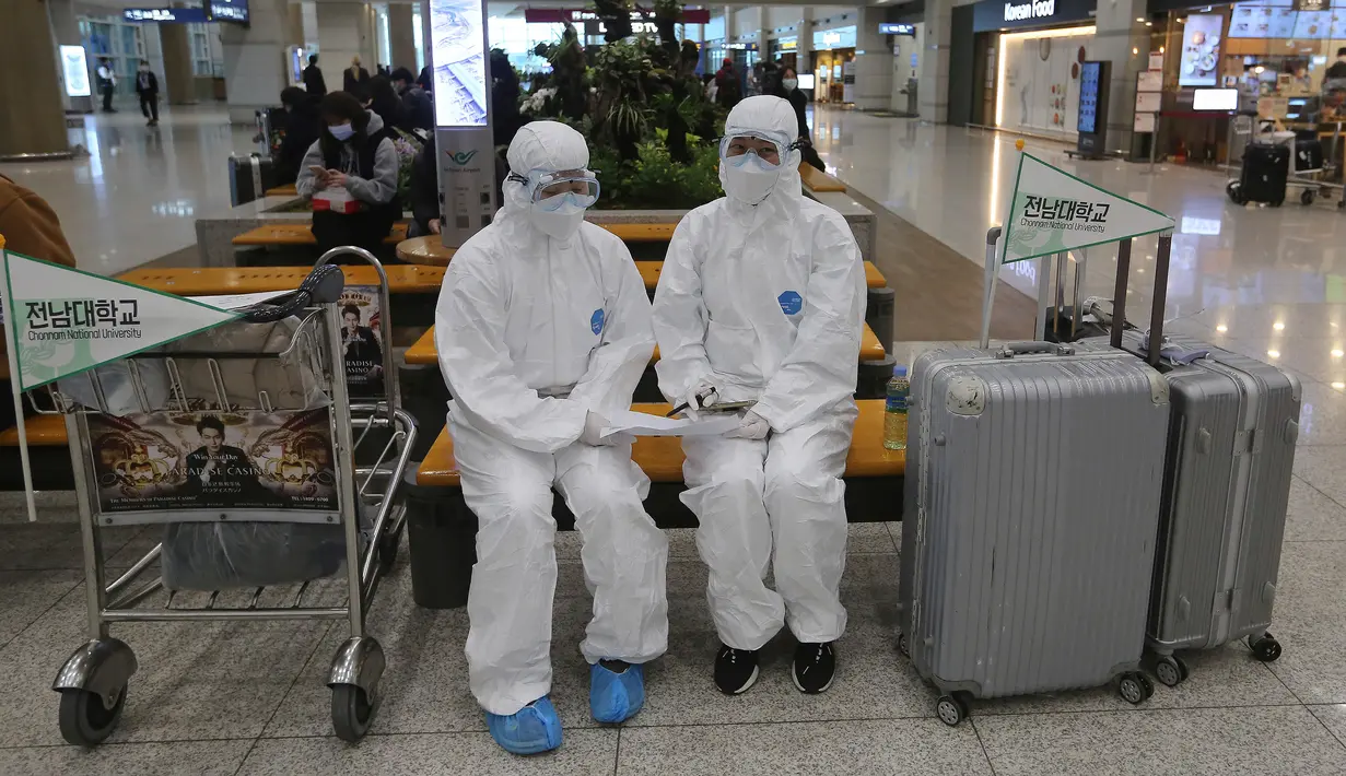 Petugas medis Universitas Nasional Chonnam menunggu mahasiswa China di Bandara Internasional Incheon, Korea Selatan, Selasa (25/2/2020). Korea Selatan menjadi negara dengan pasien virus corona (COVID-19) terbanyak di luar China. (AP Photo/Ahn Young-joon)