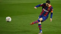 Striker Barcelona, Lionel Messi, menendang bola saat melawan Levante pada laga Liga Spanyol di Stadion Camp Nou, Senin (14/12/2020). Barcelona menang dengan skor 1-0. (AFP/Lluis Gene)