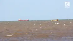Sebuah kapal nelayan berisi 13 orang tergulung ombak dan terguling di Laut Indramayu. Petugas melakukan proses pencarian untuk mencari korban.