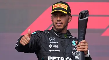 Pembalap Mercedes Lewis Hamilton merayakan di podium usai balapan mobil F1 GP AS 2023 di Sirkuit Amerika, Austin, Texas, Amerika Serikat, Minggu (22/10/2023). Lewis Hamilton resmi didiskualifikasi dari balapan F1 GP AS 2023. (AP Photo/Darron Cummings)