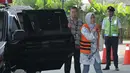 Kadis Peternakan Provinsi Jawa Timur Rohayati tiba di gedung KPK, Jakarta, Jumat (7/7). Rohayati diperiksa sebagai saksi terkait kasus suap pengawasan dan pemantauan DPRD Jawa Timur tentang penggunaan anggaran tahun 2017. (Liputan6.com/Helmi Afandi)