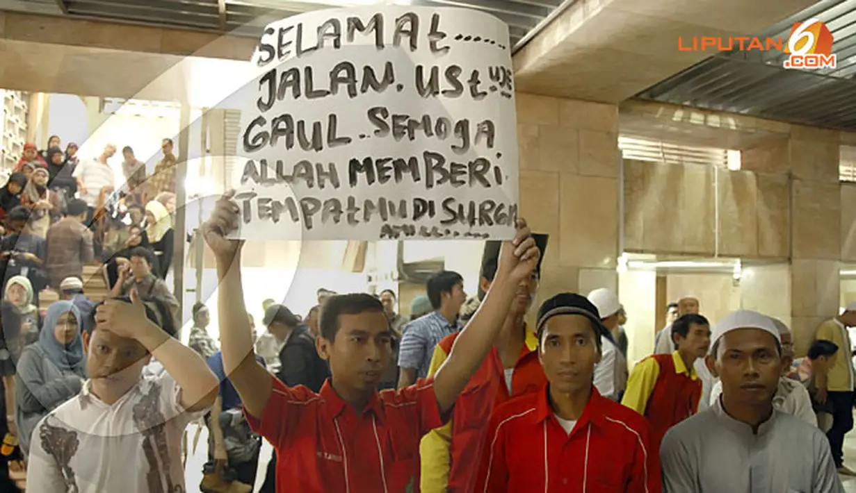 Warga yang ingin ikut serta melepas kepergian Uje mendatangi Masjid Istiqlal. (Liputan6.com/Adrian M Tunay)