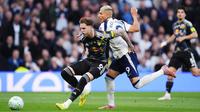 Pemain Leeds United, Joe Rodon (kiri), menghalani Richarlison dari Tottenham Hotspur dalam perebutan bola yang terjadi di pertandingan pekan ke-36 Premier League 2025/2026 di Tottenham Hotspur Stadium, Selasa (12/5/2026) dini hari WIB. (John Walton/PA via AP)