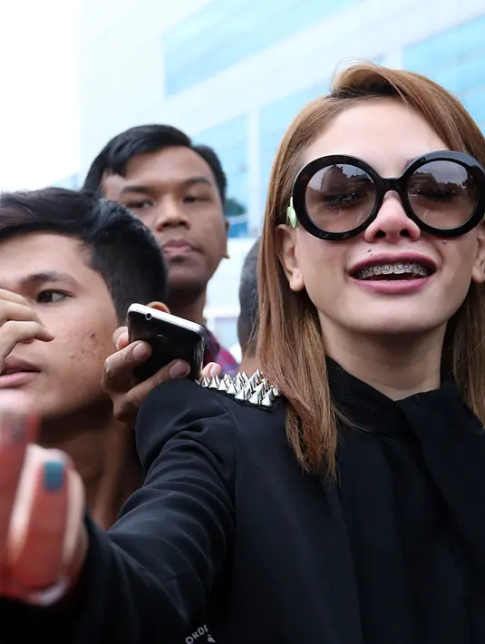 Dalam tangisnya kala itu Nikita Mirzani terisak dan mengatakan ia tidak mungkin menjual diri meskipun selama ini ia selalu dinilai sebagai wanita seksi. Baginya tak pernah terpikirkan sama sekali untuk menjual dirinya demi uang. (Deki Prayoga/Bintang.com)