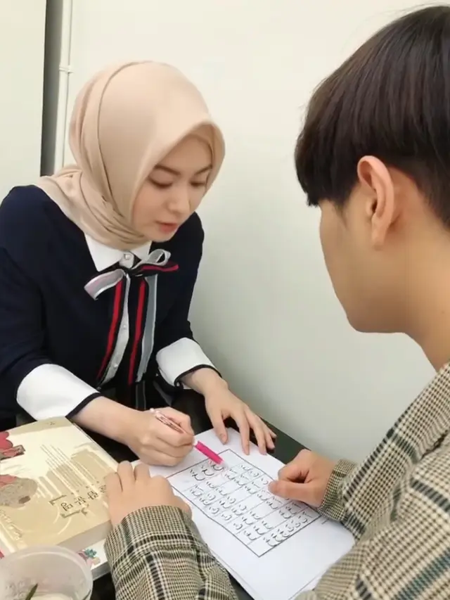 6 Momen Ayana Moon Ajari Sang Adik Mengaji, Penuh Kehangatan