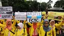 Dalam aksi di Bundaran HI Jakarta, massa membawa spanduk berisi tuntutan mereka, Minggu (30/11/2014). (Liputan6.com/Faizal Fanani)