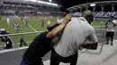 Pelatih tim nasional Kosta Rika, Paulo Wanchope (kanan) terlibat baku hantam dengan petugas keamanan di tribun stadion Maracana, Panama, 11 Agustus 2015. Setelah kejadian itu, Wanchope memutuskan mundur dari jabatannya. (REUTERS)