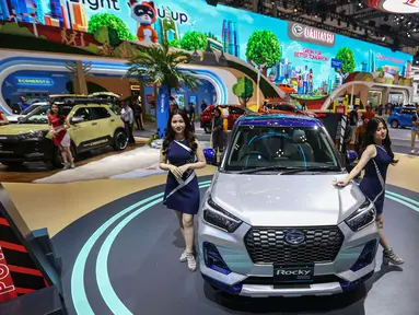 Deretan mobil Daihatsu yang dipamerkan pada ajang Gaikindo Indonesia International Auto Show (GIIAS) 2024 di Indonesia Convention Exhibition (ICE) BSD, Kabupaten Tangerang, Banten, Kamis (18/7/2024). (Liputan6.com/Angga Yuniar)