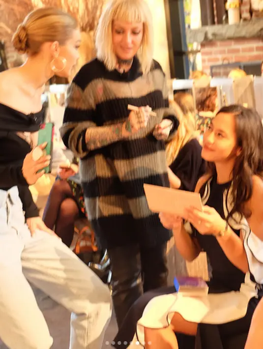 Bukan hal yang aneh jika Pevita Pearce bisa bersatu di acara yang sama dengan Gigi Hadid. Meski begitu, kehebohan tetap terjadi di kalangan masyarakat Indonesia. Tak sedikit dari mereka yang terkejut melihat momen tersebut. (Instagram/pevitapearce)