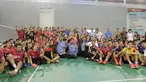 Wakil Presiden RI, Jusuf Kalla melakukan sesi foto bersama saat mengunjungi Pusat Latihan Pelatnas PBSI, Cipayung, Jakarta Timur,  (03/10/2017).  Hal ini terkait persiapan Asian Games 2018. (Bola.com/Nicklas Hanoatubun)