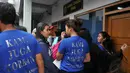 Beberapa dari siswa SMA 3 memakai baju bertuliskan 'kami juga korban' sebagai bentuk protes atas disidangkannya keempat rekan mereka, Jakarta, (26/8/14). (Liputan6.com/Johan Tallo)