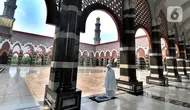 Umat muslim sholat di Masjid Kubah Emas, Depok, Jawa Barat, Jumat (16/4/2021). Bulan suci Ramadhan dimanfaatkan umat muslim untuk memperbanyak amalan dan ibadah di antaranya sholat sunah, zikir, dan tadarus Alquran.
(merdeka.com/ Arie Basuki)