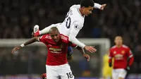 Aksi winger Manchester United (MU), Ashley Young saat melawan Tottenham Hotspur di Wembley Stadium, Kamis (1/2/2018) dinihari WIB. (Adrian DENNIS / AFP)