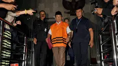 Mantan Bupati Bangkalan yang juga Ketua DPRD Bangkalan Fuad Amin Imron keluar dari gedung KPK, Jakarta, Rabu (3/12/2014). (Liputan6.com/Miftahul Hayat)