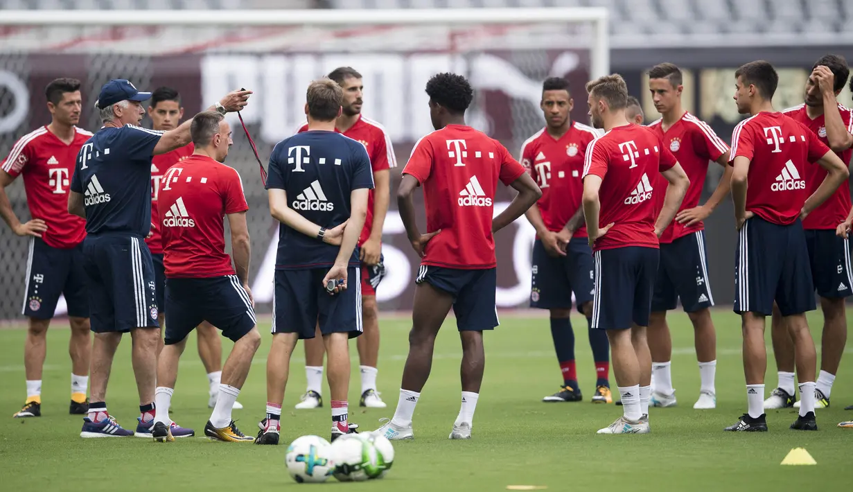 Pelatih Bayern Munchen, Carlo Ancelotti, memberikan arahan kepada anak asuhnya saat latihan di Shanghai, Selasa (18/7/2017). Bayern Munchen akan menghadapi Arsenal pada turnamen pramusim bertajuk International Champions Cup. (AFP/Johannes Eisele)