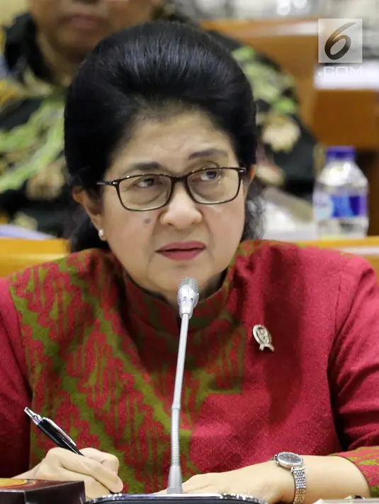 Menteri Kesehatan Nila Moeloek menyimak saat raker dengan Komisi IX DPR di Kompleks Parlemen MPR/DPR-DPD, Senayan, Jakarta, Kamis (29/3). Raker juga membahas mengenai program Nusantara Sehat dan Wajib Kerja Dokter Spesialis. (Liputan6.com/JohanTallo)