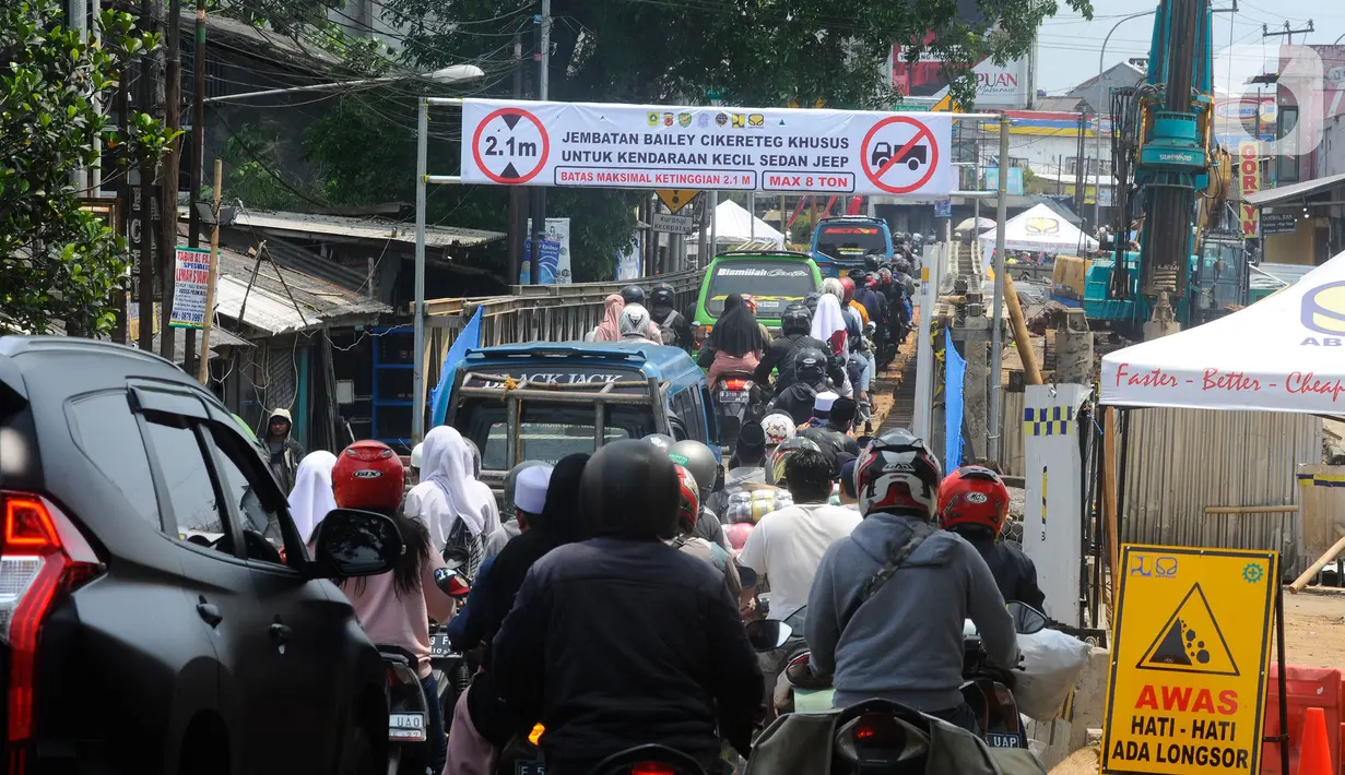 Kendaraan bermotor melintas di jembatan darurat atau bailey Cikereteg di Jalan Raya Bogor-Sukabumi, Bogor, Jawa Barat, Senin (13/3/2023). Setelah jembatan darurat Cikereteg selesai, pemerintah akan langsung membangun jembatan permanen agar truk bisa lewat. (merdeka.com/Arie Basuki)