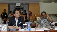 Ketua Komisi III, Azis Syamsuddin sebelum membuka rapat pleno bersama Wakil Ketua Benny K Harman (Kanan) di Kompleks Parlemen, Senayan, Jakarta, Senin (30/11). (Liputan6.com/Johan Tallo)