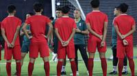 Pertandingan ini akan menentukan apakah Indonesia mampu melaju ke fase berikutnya atau harus mengakhiri langkah lebih cepat. Tampak dalam foto, pelatih Timnas Indonesia U-17, Kurniawan Dwi Yulianto (tengah), saat memimpin sesi latihan terakhir jelang laga melawan Vietnam pada laga terakhir Grup A Piala AFF U-17 2026 di Stadion Gelora 10 November, Surabaya, Jawa Timur, Sabtu (18/4/2026). (Bola.com/M Iqbal Ichsan)