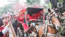 Di bagian tengah barisan, Hasto Kristiyanto yang menjadi pimpinan rombongan arak-arakan menaiki sebuah andong bersama dengan Ketua DPP PDIP yang juga Wakil Ketua MPR Ahmad Basarah. (Liputan6.com/Herman Zakharia)