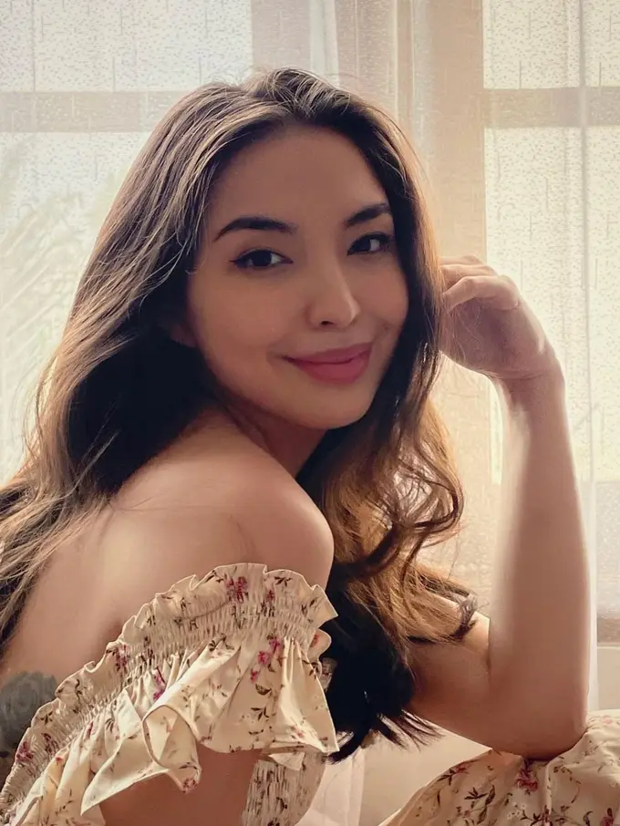 6 Potret Terbaru Manohara Odelia yang Makin Menawan, Pamer Tato di Punggung