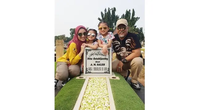 6 Momen Haru Indro Warkop Ziarah ke Makam Istri, Ucapkan Selamat Ulang Tahun