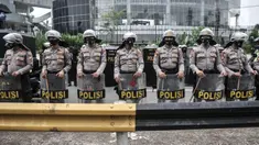 Aparat kepolisian berjaga di sekitar akses menuju Gedung DPR RI guna mengadang massa demonstrasi UU Cipta Kerja, Jakarta, Kamis (8/10/2020). Polri mengerahkan 2.500 personel BKO Brimob Nusantara untuk mengamankan unjuk rasa UU Cipta Kerja di Gedung DPR dan sekitarnya. (merdeka.com/Iqbal S. Nugroho)