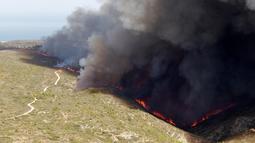 Kebakaran hutan terus menjalan hingga ke area wisata di Benitatxell dekat Alicante, Spanyol, Senin (5/9). Belum diketahui secara pasti apa penyebab kebakaran hutan tersebut. (REUTERS / Heino Kalis)
