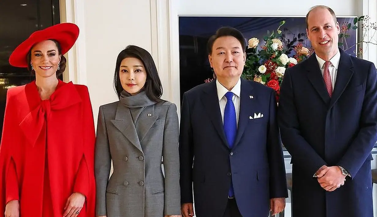 Menyambut kehadiran Presiden dan ibu Negara Korea Selatan, Kate memilih tampil mengenakan dress merah serasi dengan cape yang diikat pita. Serta topi dan heelsnya [@princeandprincessofwales]
