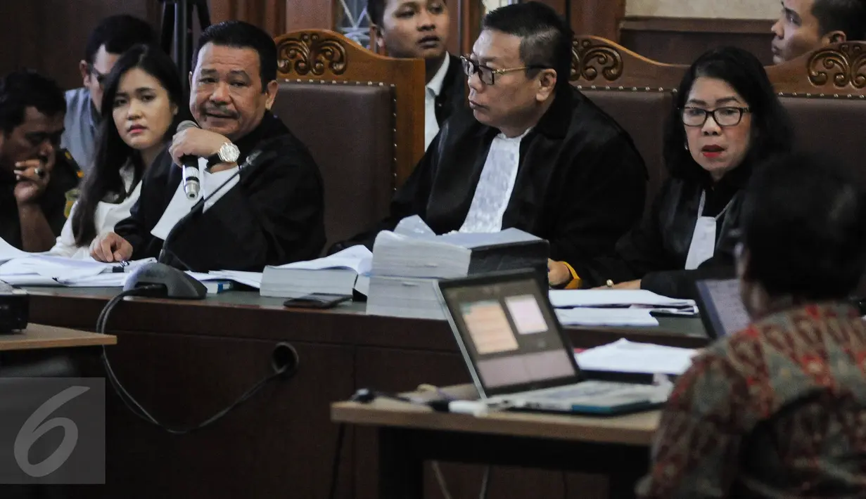 Kuasa hukum Jessica Wongso memberikan pertanyaan untuk saksi ahli toksikologi dari UI Budiawan pada sidang lanjutan di PN Jakarta Pusat, Rabu (14/9). Sidang ke-20 itu mendengarkan keterangan saksi dari kubu terdakwa Jessica. (Liputan6.com/Faizal Fanani)