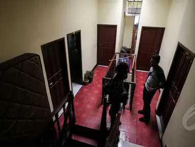 Dua pewarta tampak melihat TKP terbunuhnya Deudeuh Alfisahrin, Jakarta, Rabu (15/4/2015). Rumah kos Boarding House di kawasan Tebet tampak sepi pasca terbunuhnya Deudeuh. (Liputan6.com/Faizal Fanani)