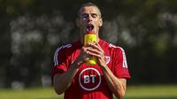 Pemain Timnas Wales, Gareth Bale, minum saat mengikuti latihan jelang laga UEFA Nations League di Hensol, South Wales, Senin (31/8/2020). Wales akan berhadapan dengan Finlandia. (AFP/Geoff Caddick)