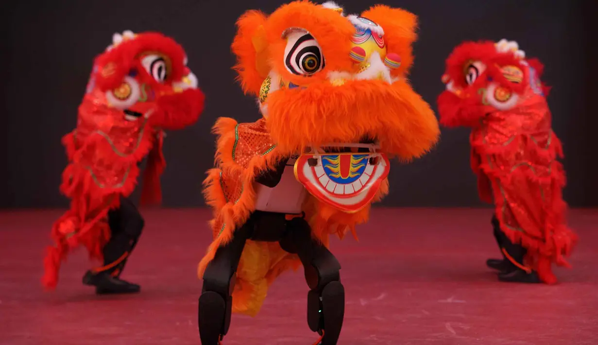 Mereka menari dan menyanyi, dengan gerakan yang mengikuti irama musik dan lagu. Tampak dalam foto, robot humanoid dengan kostum barongsai tampil di atas panggung selama pratinjau media sebuah festival kuil robot menjelang Tahun Baru Imlek di Beijing, China, Jumat 13 Februari 2026. (AP Photo/Vincent Thian)