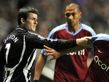 Newcastle&#039;s Joey Barton grapples with Aston Villa&#039;s Gabriel Agbonlahor during Premiership game between Newcastle United and Aston Villa, on November 3, 2008, in Newcastle. AFP PHOTO/CRAIG BROUGH