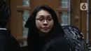 Terdakwa suap revitalisasi Pasar Lirung dan Pasar Beo Kabupaten Kepulauan Talaud TA 2019, Sri Wahyumi Maria Manalip jelang sidang putusan di Pengadilan Tipikor, Jakarta, Senin (9/12/2019). Sri Wahyumi dihukum empat tahun enam bulan penjara, denda Rp 200 juta. (Liputan6.com/Helmi Fithriansyah)