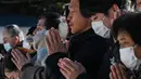 Para pengunjung menengadahkan tangan saat berdoa pada pagi hari pertama tahun baru di Kuil Meiji di pusat kota Tokyo pada tanggal 1 Januari 2025. (Richard A. Brooks/AFP)