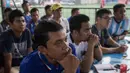 Peserta yang merupakan pelatih junior dari peserta Liga Bola Indonesia 2016 tampak serius mendengarkan materi soal karakteristik pemain usia muda. (Bola.com/Vitalis Yogi Trisna)